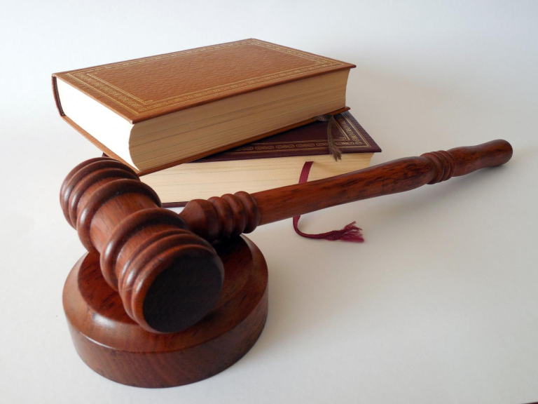 Diez cosas que no se aprenden en un aula: lecciones de tres sillas del Derecho